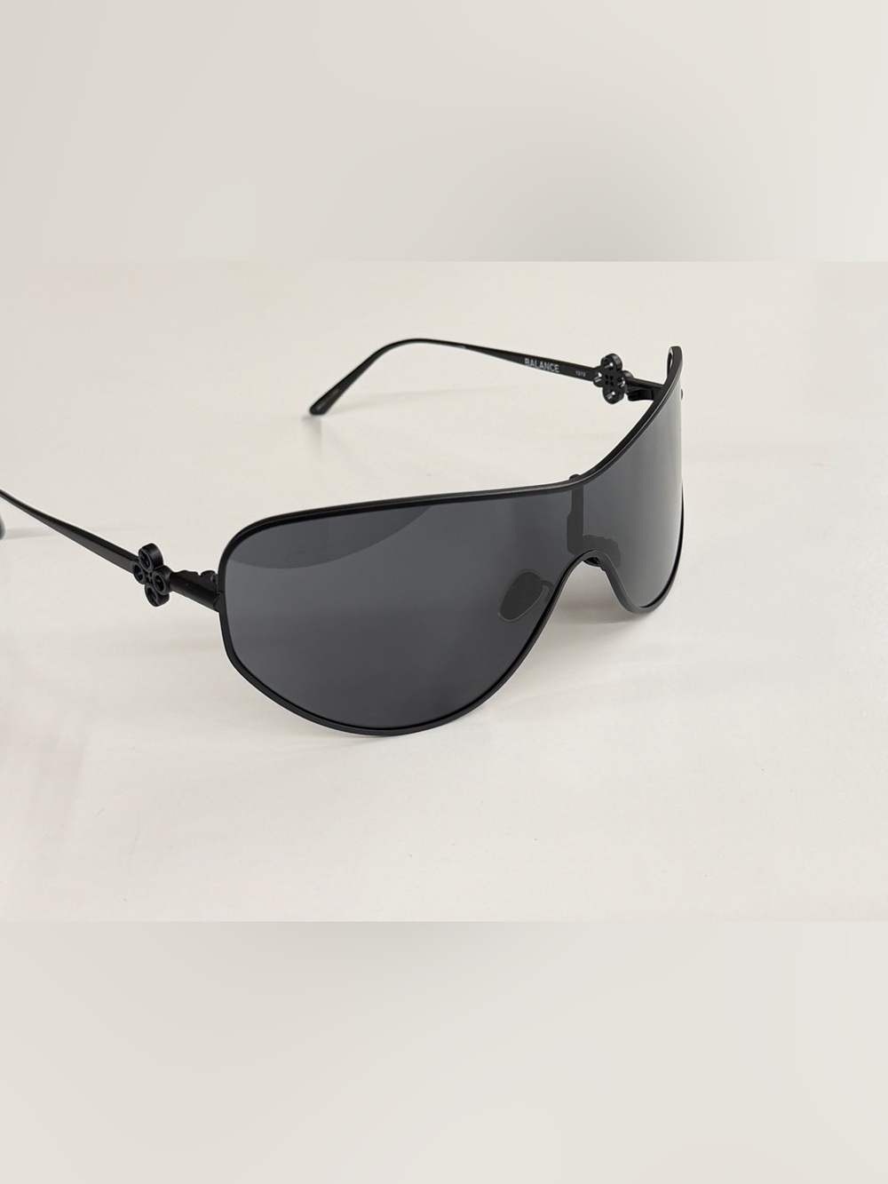 QUAY x GUIZIO Balance Sunglasses
Matte Black Metal Frame Dark
Smoke Lens - Picture 8 of 14